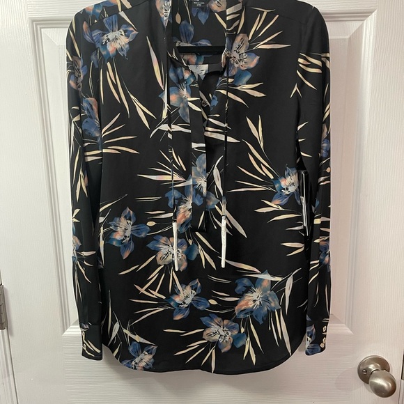 Guess Marciano Lunar Bloom floral Blouse - XS - NWT - Picture 8 of 13